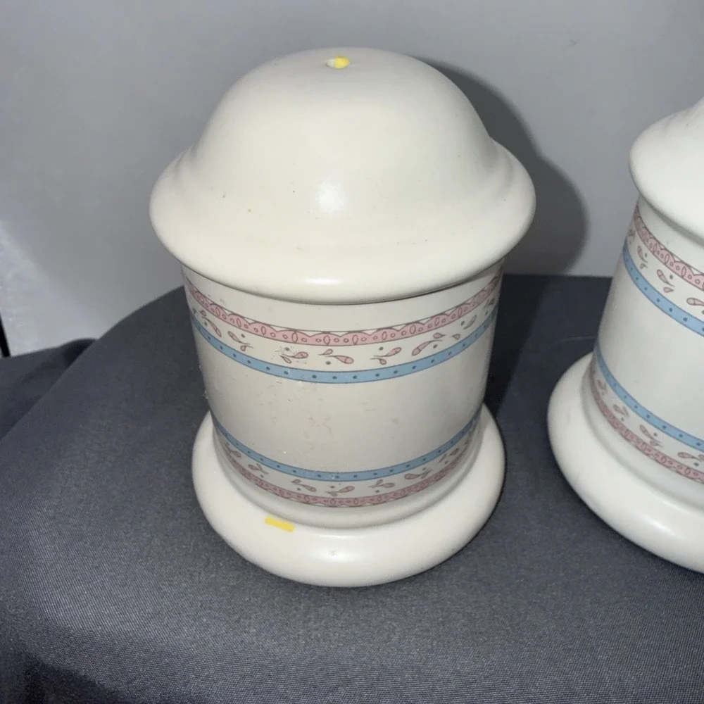 Vintage House of Lloyd 1989 Salt & Pepper Shakers Taiwan Pink Blue Country Set